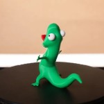 【 Lizard Tom 】 A shaking and stress-relieving toy, a spring rocking game, and a beavers transformation project peripheral movie are placed on the desktop