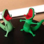 【 Lizard Tom 】 A shaking and stress-relieving toy, a spring rocking game, and a beavers transformation project peripheral movie are placed on the desktop